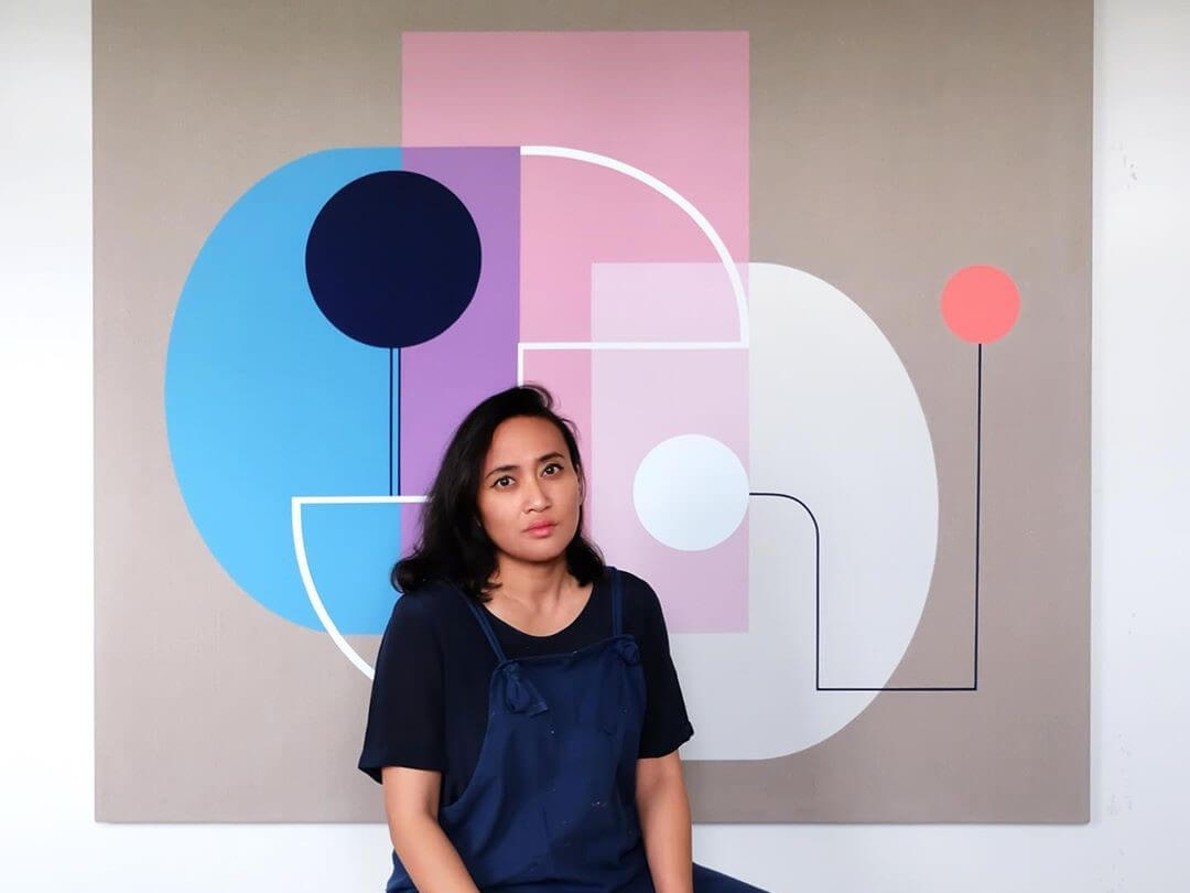 Sinta Tantra di depan karyanya pada Art Jakarta 2019, ‘Gelato and Kiss’